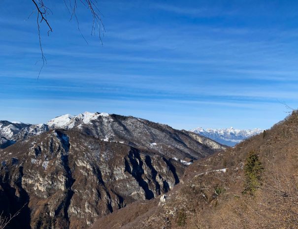 Vista sulle Dolomiti Bellunesi innevate dalla cima del Monte Torresel.