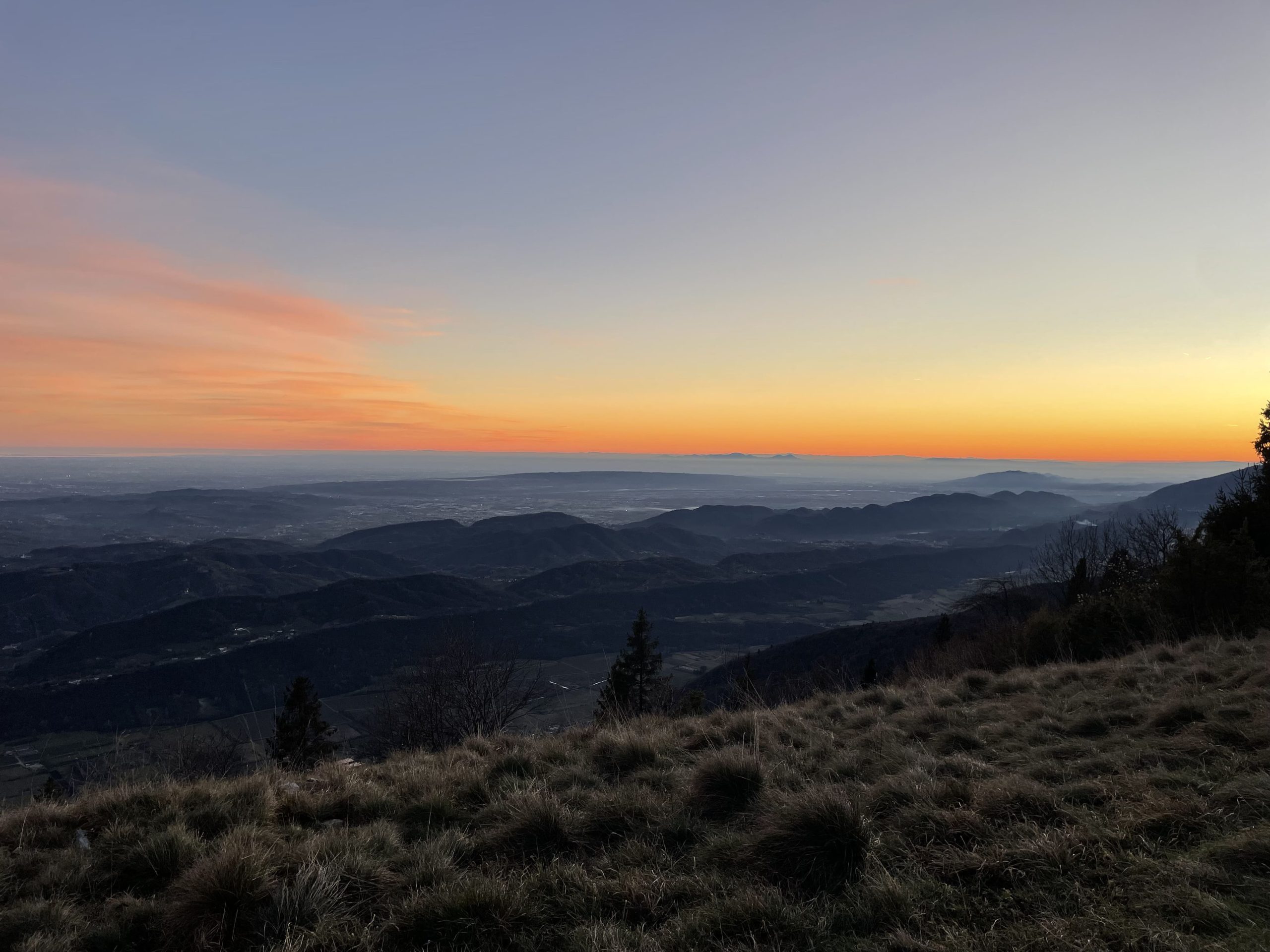 Sentiero fra le colline del Prosecco con le Dolomiti sullo sfondo