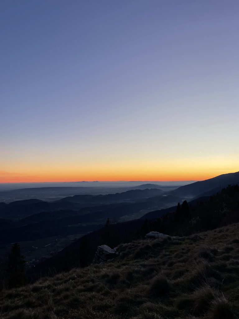 Cielo stellato sopra le Prealpi trevigiane durante un'escursione notturna
