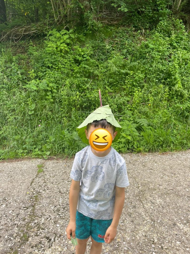 Piccoli esploratori con la lente d'ingrandimento fra le piante