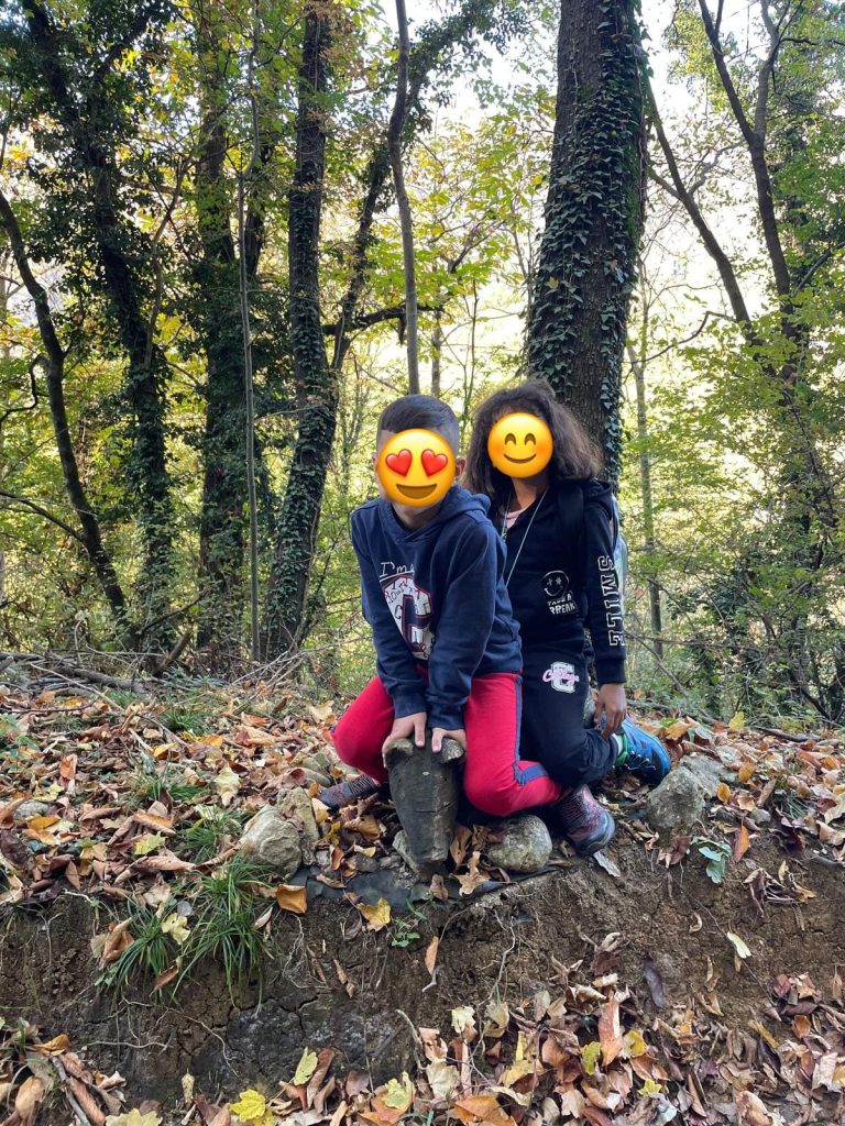 Bambini osservano piante e foglie durante la caccia al tesoro