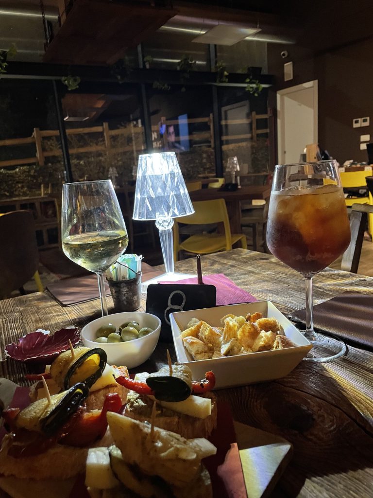 Aperitivo con tagliere e calice di vino in un punto panoramico