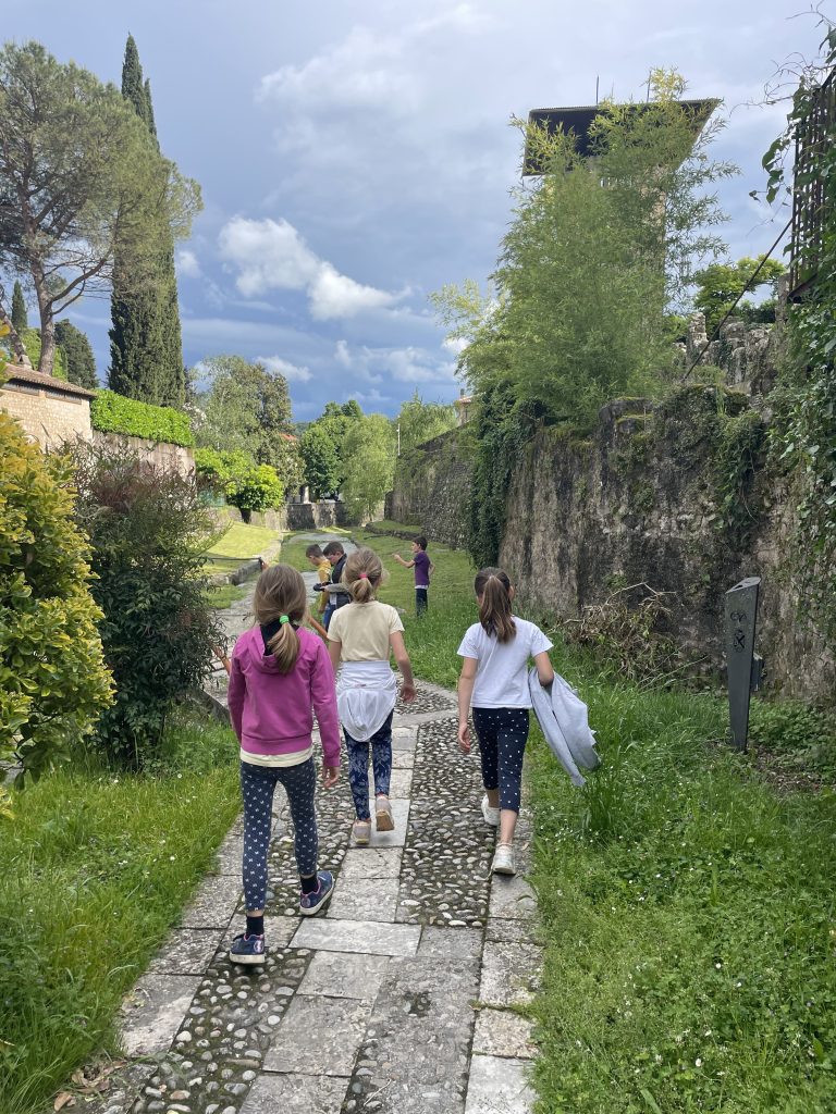 Bambini lungo il sentiero durante un'escursione per famiglie