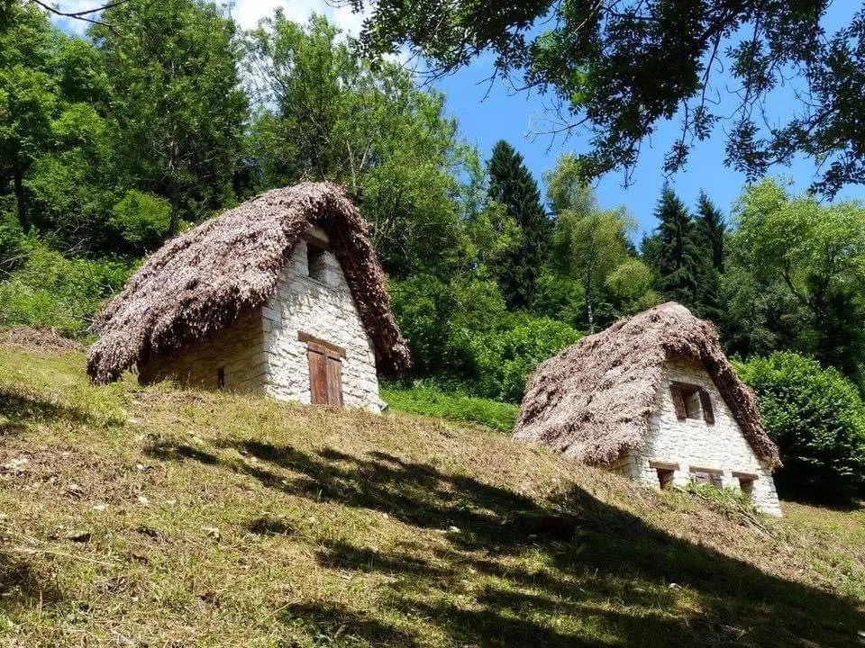 Tra foliage e fojaroi ai piedi del Grappa